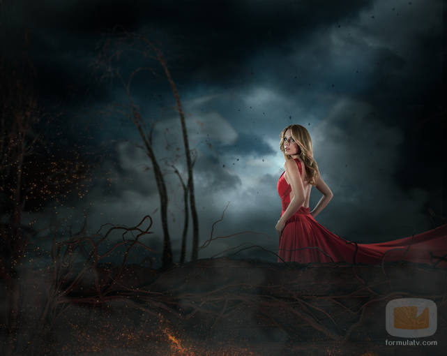 Edurne con un vestido rojo en el videoclip de "Amanecer"