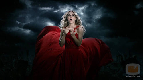 Edurne cantando en el videoclip de "Amanecer"