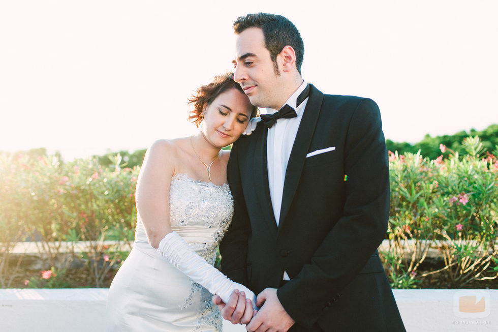 Salva y Gloria posan tras haber contraído matrimonio en 'Casados a primera vista'