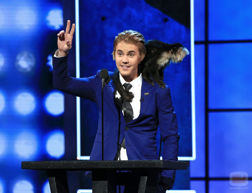 Justin Bieber y su mono Mally, en el 'Roast of Justin Bieber'