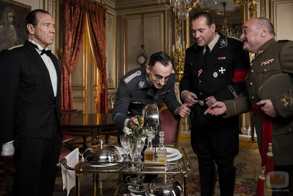Ernesto junto a los nazis en el tercer episodio de 'El ministerio del tiempo'