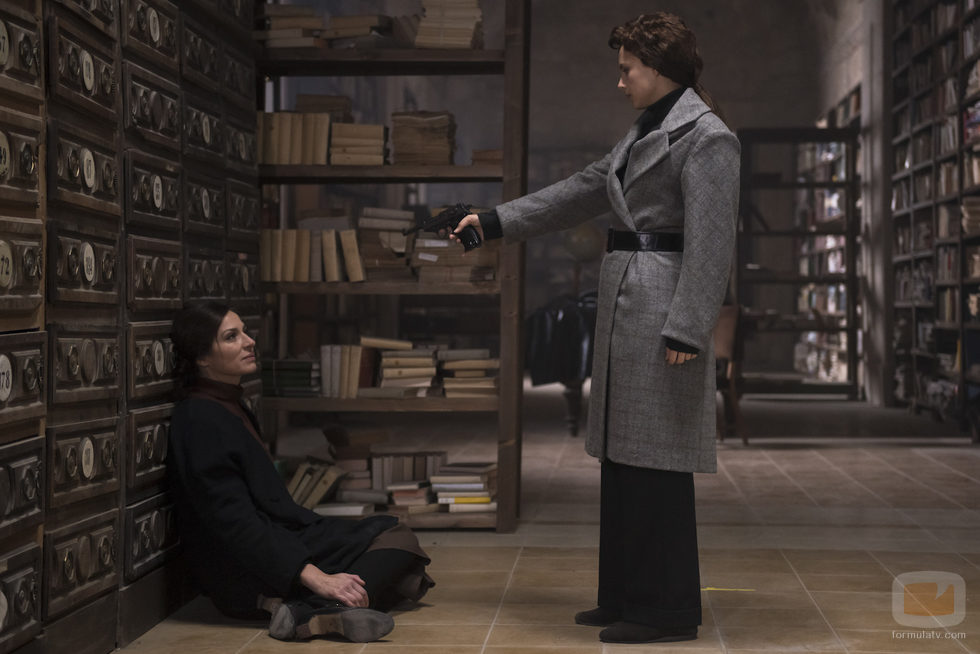 Amelia apunta a Lola en el tercer episodio de 'El ministerio del tiempo'