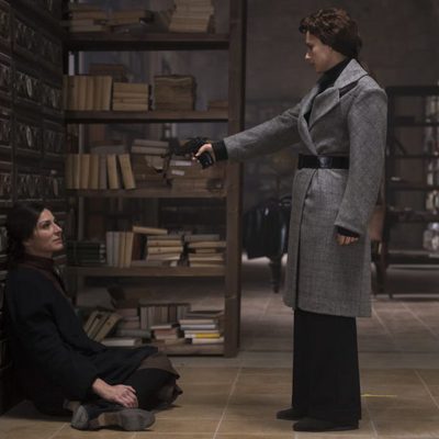 Amelia apunta a Lola en el tercer episodio de 'El ministerio del tiempo'