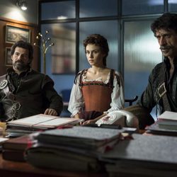 Los agentes Amelia, Alonso y Julián en el segundo episodio de 'El ministerio del tiempo'