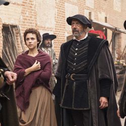 Amelia y Julían junto a otro de los agentes en el segundo episodio de 'El ministerio del tiempo'