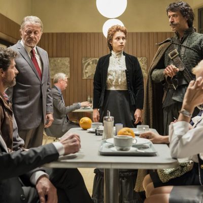 El nuevo equipo de agentes se reúne en el primer episodio de 'El ministerio del tiempo'