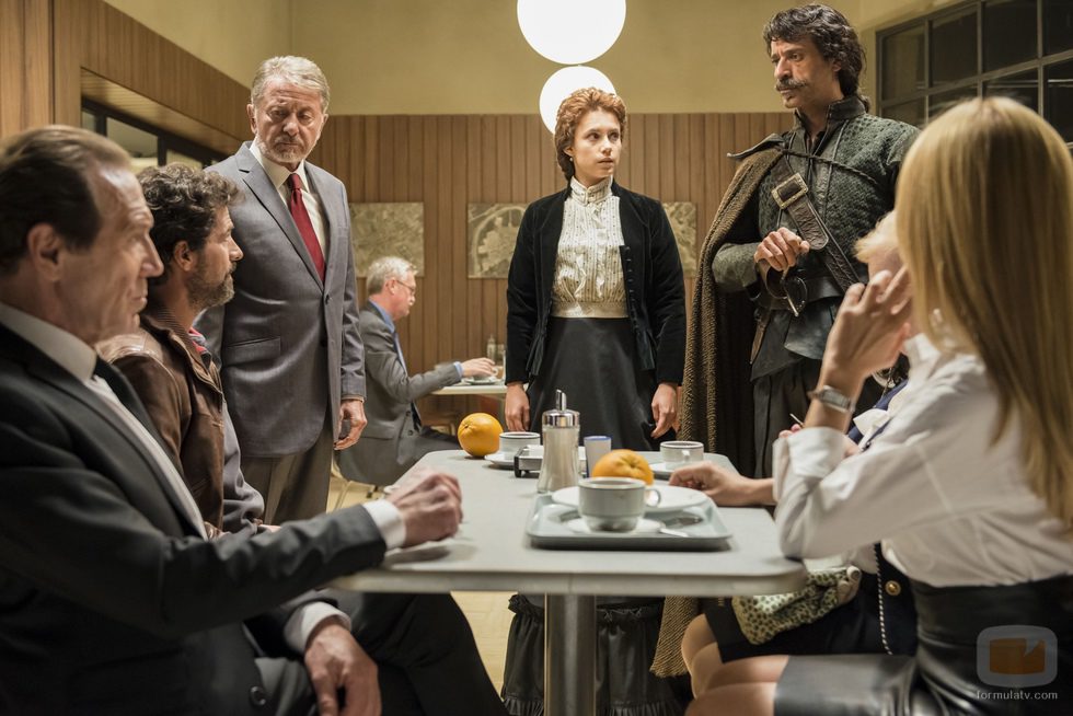 El nuevo equipo de agentes se reúne en el primer episodio de 'El ministerio del tiempo'