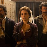 Amelia, Julián y Alonso, en el primer episodio de 'El ministerio del tiempo'