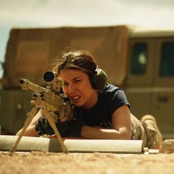 Isabel Santana practicando con el rifle en el primer capítulo de 'Los nuestros'