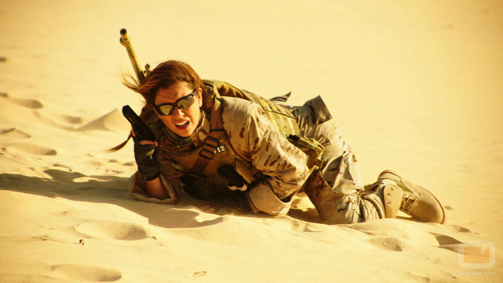 Blanca Suárez en la arena del desierto en el segundo episodio de 'Los nuestros'