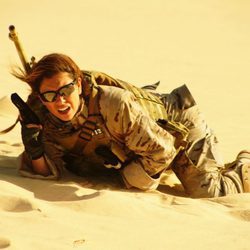 Blanca Suárez en la arena del desierto en el segundo episodio de 'Los nuestros'