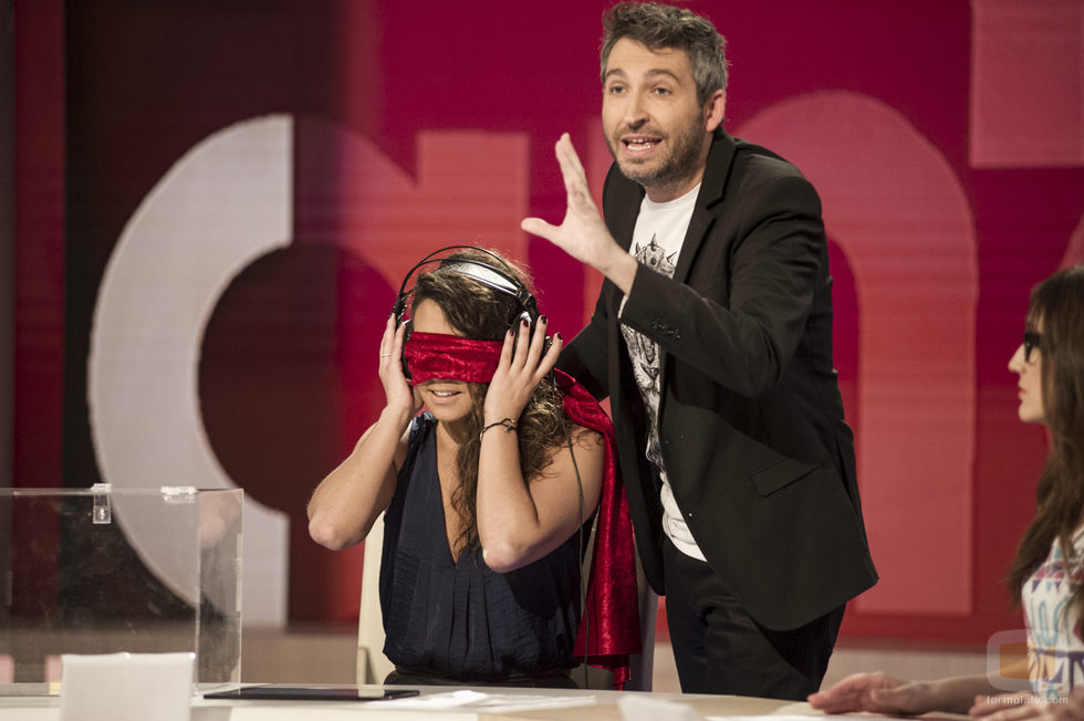 Cristina Pedroche con los ojos tapados en 'Zapeando'