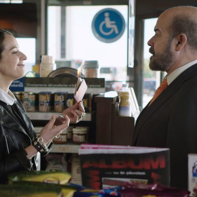 Paco junto a Remi en el primer episodio de 'Aquí Paz y después Gloria'