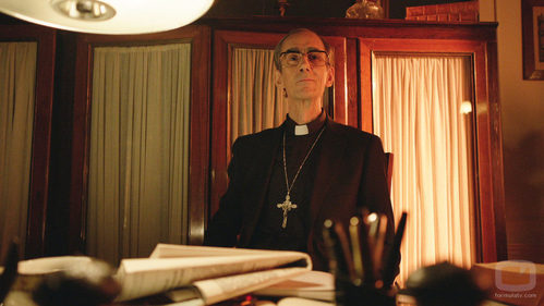 Obispo Martínez Carrió en el primer episodio de 'Aquí Paz y después Gloria'