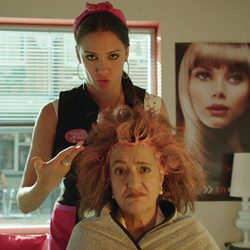 Cuca y Melany  en la peluquería en el primer episodio de 'Aquí Paz y después Gloria'