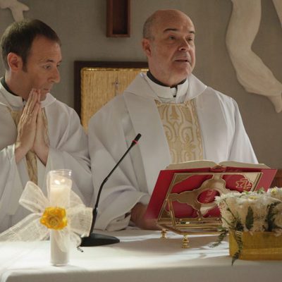 Julián y Ángel en el primer episodio de 'Aquí Paz y después Gloria'