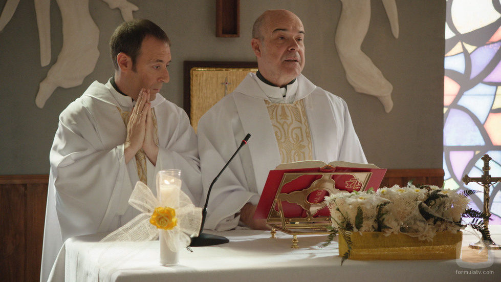 Julián y Ángel en el primer episodio de 'Aquí Paz y después Gloria'