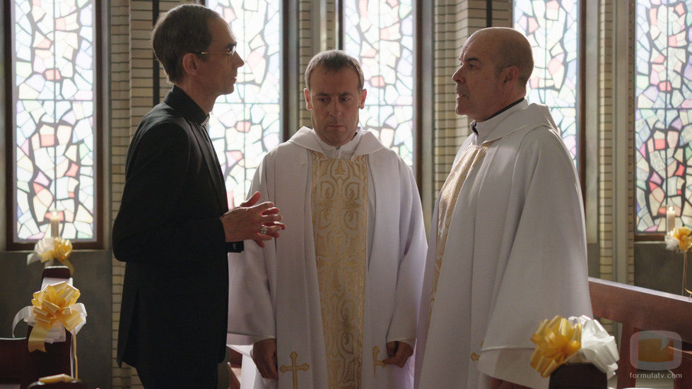 Julián,Ángel y el Obispo Martínez Carrión en el primer episodio de 'Aquí Paz y después Gloria'