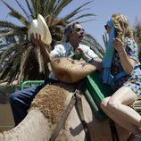 Imanol Arias y Ana Duato montados en un camello durante su visita a Canarias
