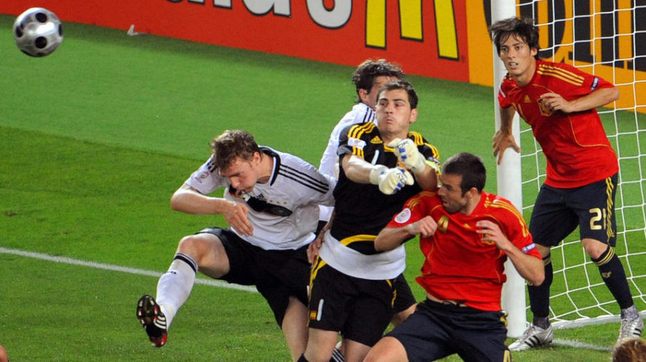 Íker Casillas despeja un balón en la final de la Eurocopa