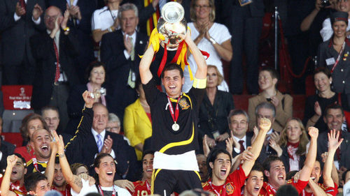 Íker Casillas levanta la Copa de Campeones de Europa