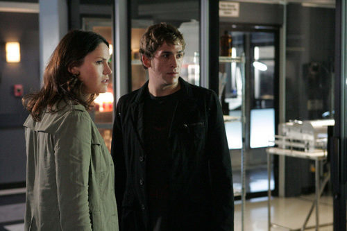 Jorja Fox y Eric Szmanda en el capítulo "Peces gordos" de 'CSI'
