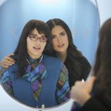 America Ferrera y Salma Hayek en el capítulo "Horas extra" de 'Ugly Betty'