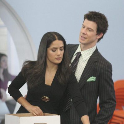 Salma Hayek y Eric Mabius en el capítulo "Horas extra" de 'Ugly Betty'