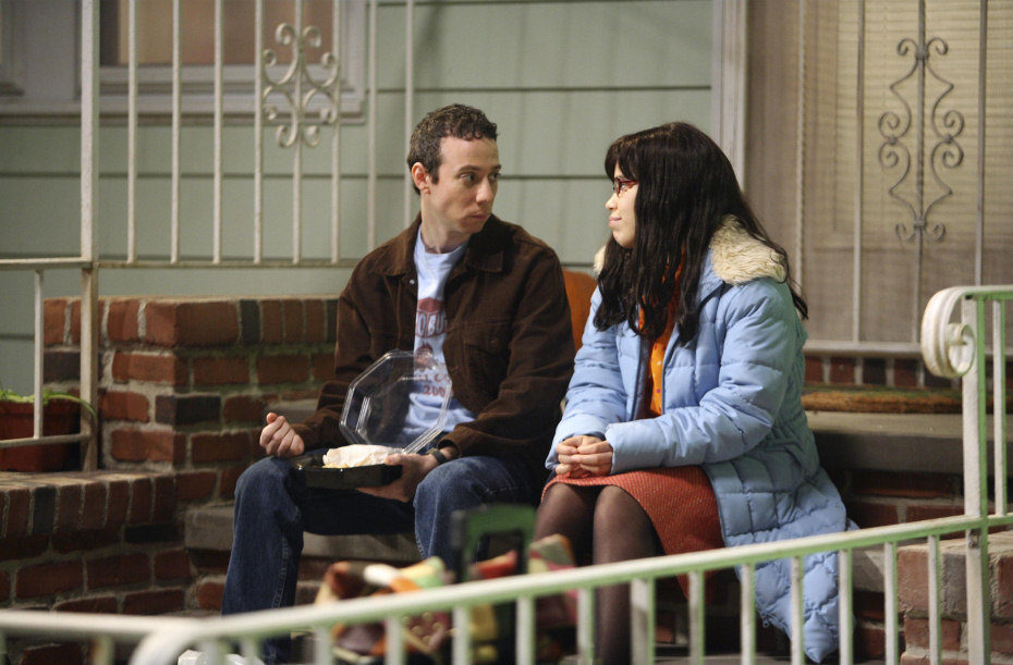 Kevin Sussman y America Ferrera en el capitulo "Horas extra" de 'Ugly Betty'