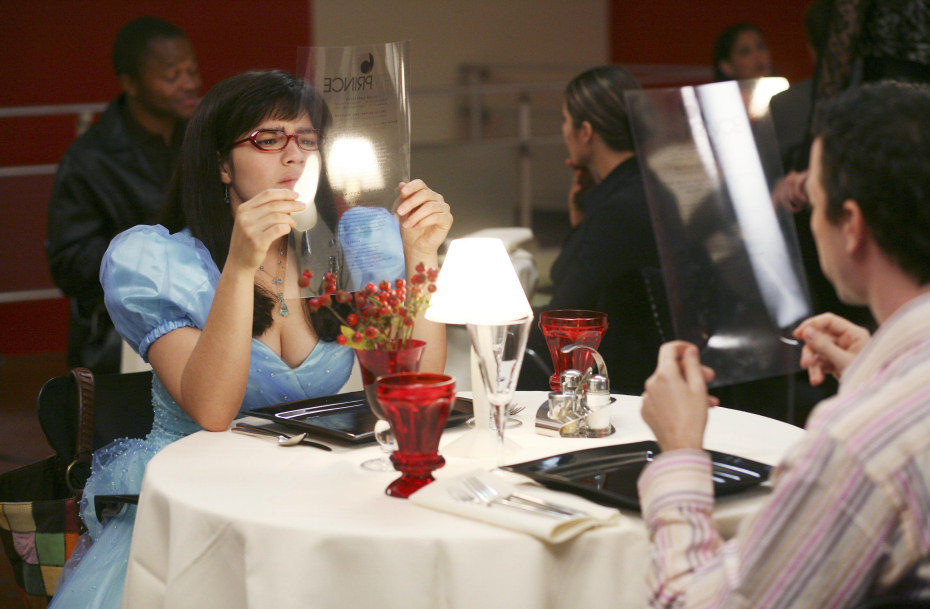 America Ferrera cenando en el capítulo "Horas extra" de 'Ugly Betty'