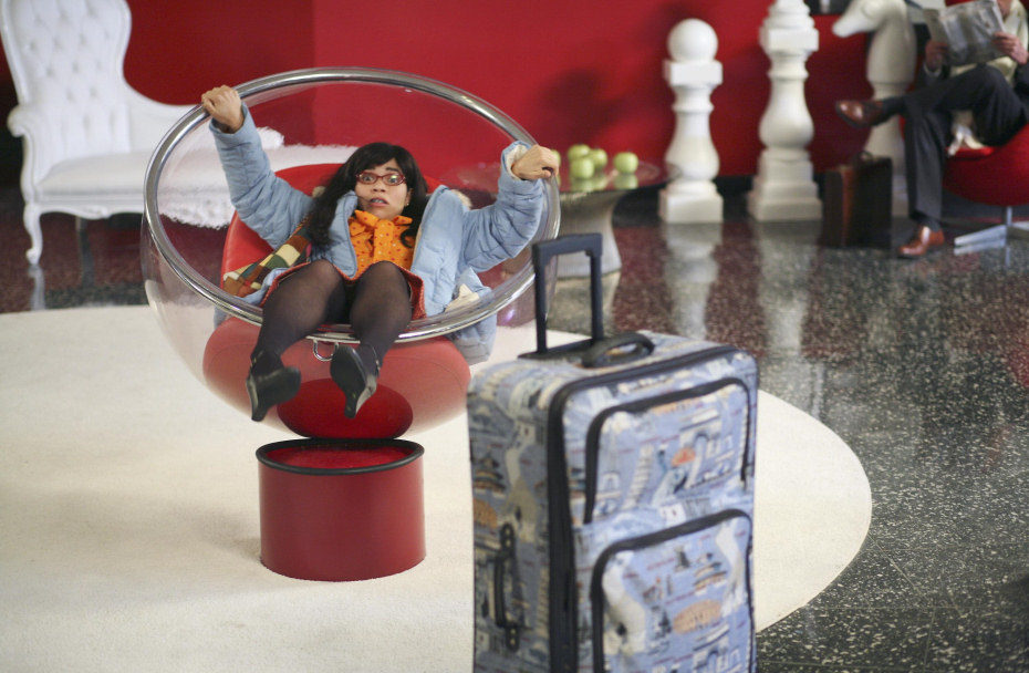 America Ferrera: una torpe Betty en el capítulo "Horas extra"