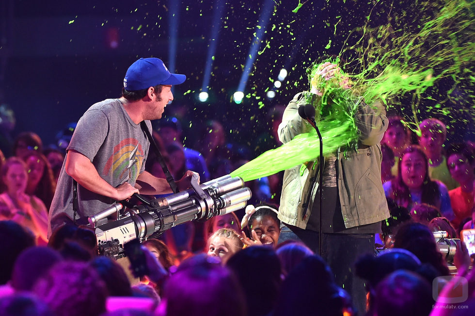 Adam Sandler con Josh Gad en los Nickelodeon's 28th Annual Kids' Choice Awards