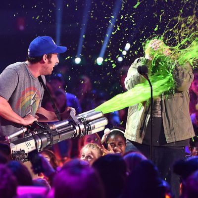Adam Sandler con Josh Gad en los Nickelodeon's 28th Annual Kids' Choice Awards