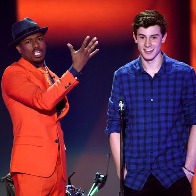 Nick Cannon y Shawn Mendes en los Nickelodeon's 28th Annual Kids' Choice Awards