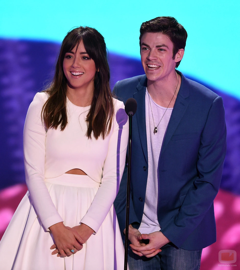 Chloe Bennet y Grant Gustin en los Nickelodeon's 28th Annual Kids' Choice Awards