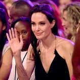 Angelina Jolie saluda en los Nickelodeon's 28th Annual Kids' Choice