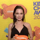 Angelina Jolie con su premio en los Nickelodeon's 28th Annual Kids' Choice Awards