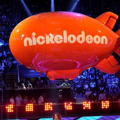 Jennifer López en el escenario de los Nickelodeon's 28th Annual Kids' Choice Awards
