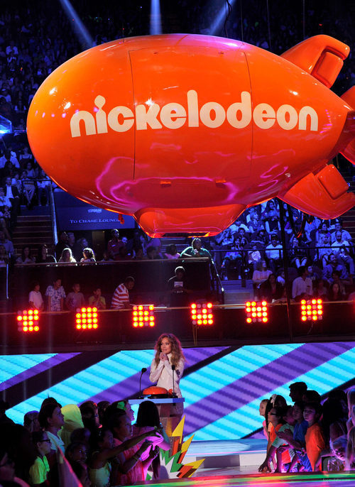 Jennifer López en el escenario de los Nickelodeon's 28th Annual Kids' Choice Awards