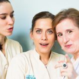 Carmen (María León) posa con el equipo de enfermeras de la serie 'Allí abajo'