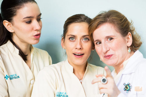 Carmen (María León) posa con el equipo de enfermeras de la serie 'Allí abajo'