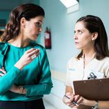 Noemí Ruíz y María León en el primer episodio de 'Allí abajo'