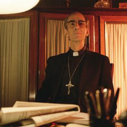El Obispo Martínez Carrión en el primer episodio de 'Aquí Paz y después Gloria'