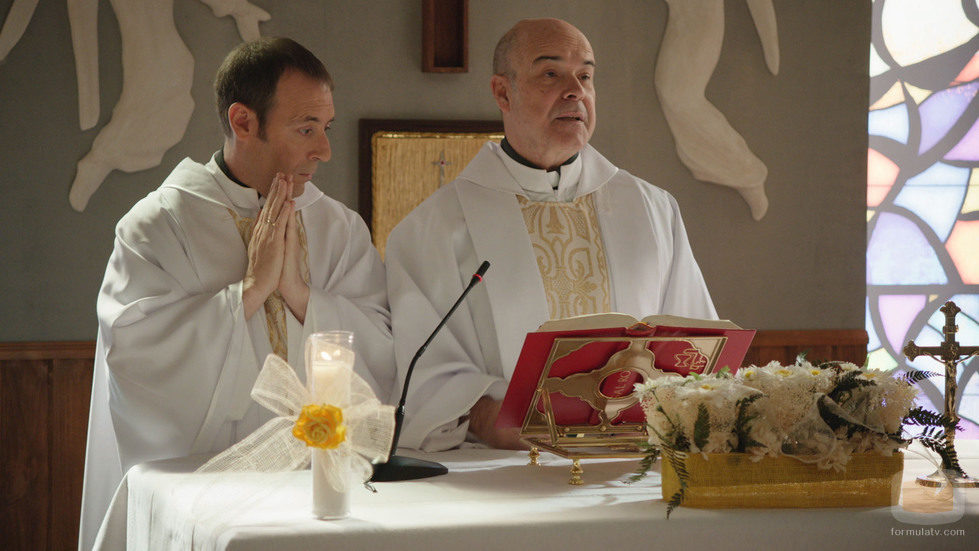 Antonio Molero y Antonio Resines en el primer episodio de 'Aquí Paz y después Gloria'
