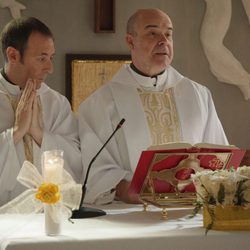Antonio Molero y Antonio Resines en el primer episodio de 'Aquí Paz y después Gloria'