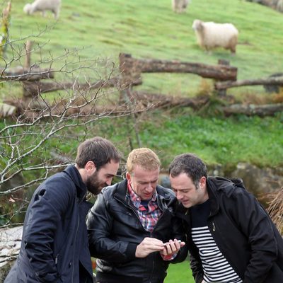 Iñaki y su cuadrilla durante el primer episodio de 'Allí abajo'