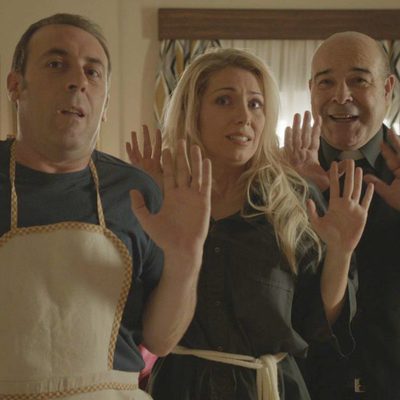 Antonio Molero, Nazaret Jiménez y Antonio Resines en el segundo episodio de 'Aquí Paz y después Gloria'