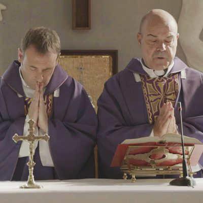 El padre Ángel y el Padre Juián en el segundo episodio de 'Aquí Paz y después Gloria'