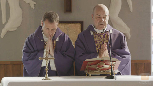 El padre Ángel y el Padre Juián en el segundo episodio de 'Aquí Paz y después Gloria'