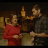 Carmen e Iñaki con vistas a la Giralda de Sevilla durante el segundo episodio de 'Allí abajo'